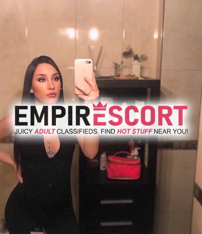 tímida hermosa y delicada mujer cuerpo divino