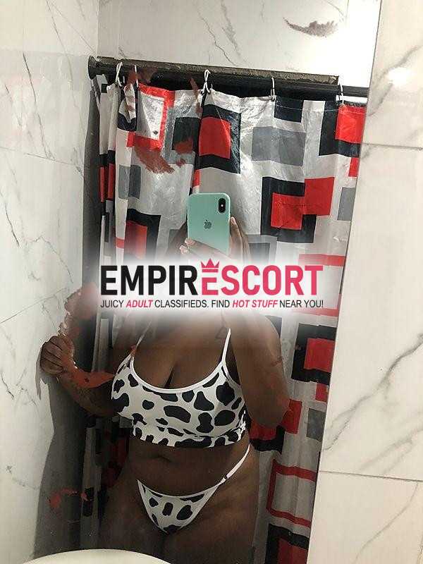deliciosa morena dispuesta complacerte en rica video llamada