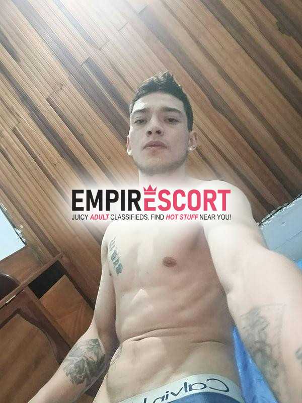 joven nuevo en ciudad en búsqueda de locura
