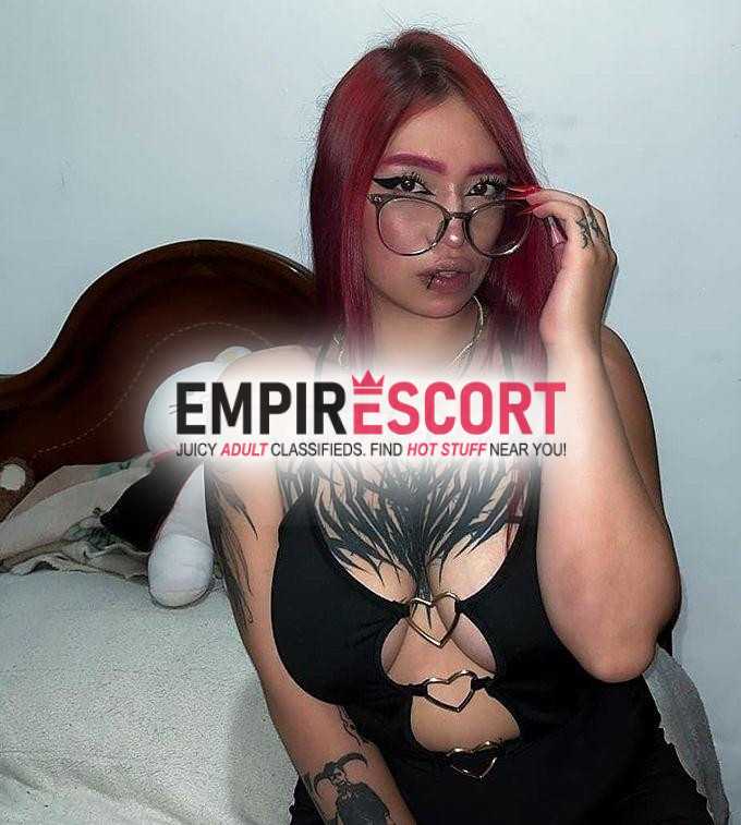 flaca tatuada estrechita y ardiente