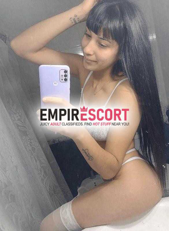 jovencita estrechita y sumisa