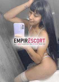 jovencita estrechita y sumisa
