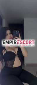 soy adriana linda y complaciente en cama disfruta de momento inolvidable
