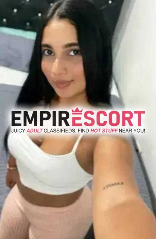 una chica totalmente abiertamente disponible para cumplir tus deseos sexuales