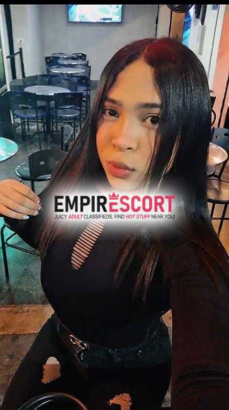 hermosa chica trans joven lista para complacerte