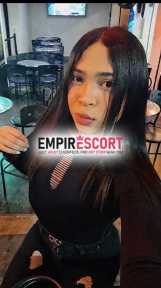 hermosa chica trans joven lista para complacerte