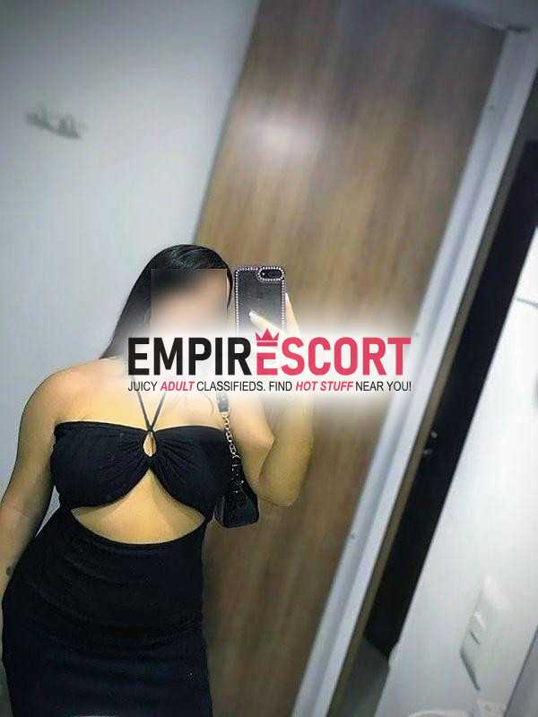 joven sexi blanquita arrechita y apasionada piel de porcelana estrechita