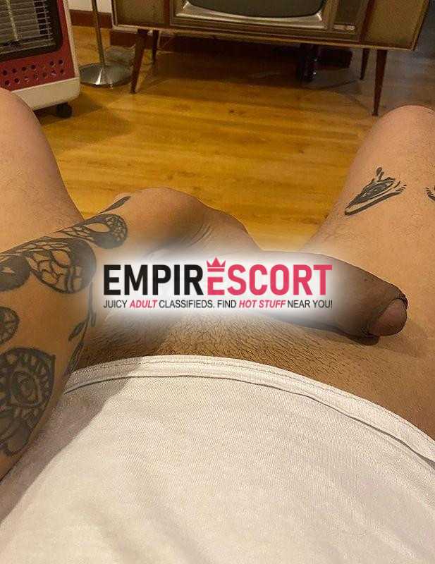 atractivo morenazo activo lechero dotado macho dominante