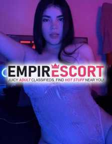chica sexy y extrovertida en cama para complacer tus fantasías sexuales