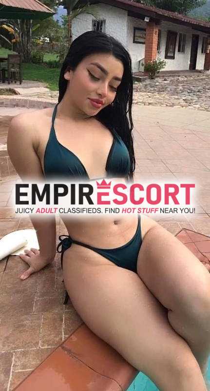hermosa pelinegra de cuerpo natural está en suba y quiere placer