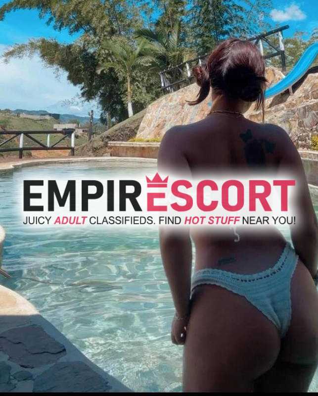 hermosa chica dispuesta complacer todas tus fantasías sexuales