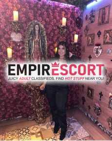 hermosa chica dispuesta complacer todas tus fantasías sexuales