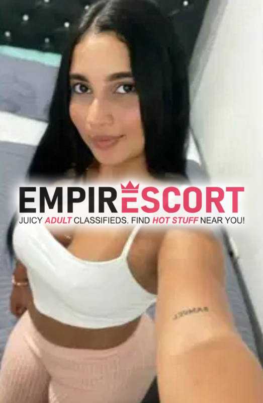 una chica totalmente abiertamente disponible para cumplir tus deseos sexuales