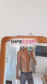joven gigolo bien dotado dispuesto complacerte