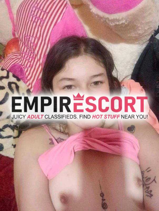 mujer extrovertida de cuerpo natural dispuesta llevarte al éxtasis de lujuria