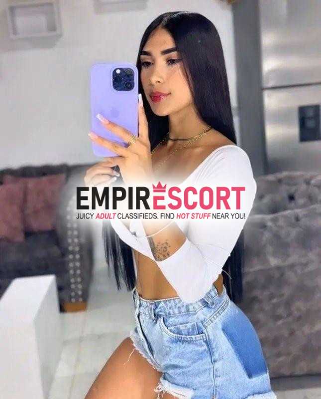 mujer sexy extrovertida y muy complaciente en cama 