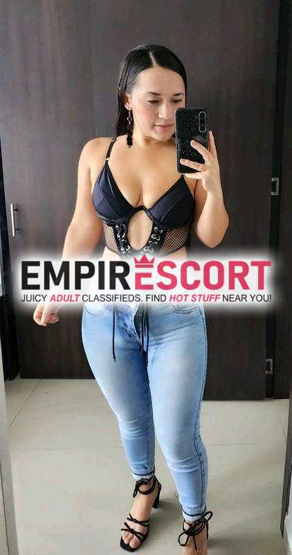 mujer universitaria estrechita y susa complacerlos