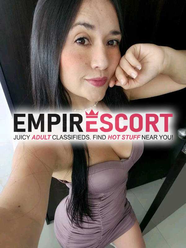mujer universitaria estrechita y susa complacerlos