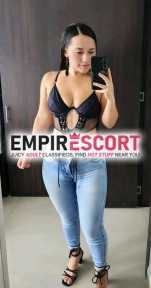 mujer universitaria estrechita y susa complacerlos
