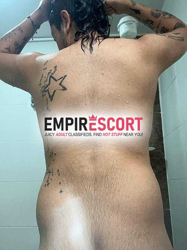 hombre trans complaciente cariñoso y caliente