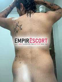 hombre trans complaciente cariñoso y caliente