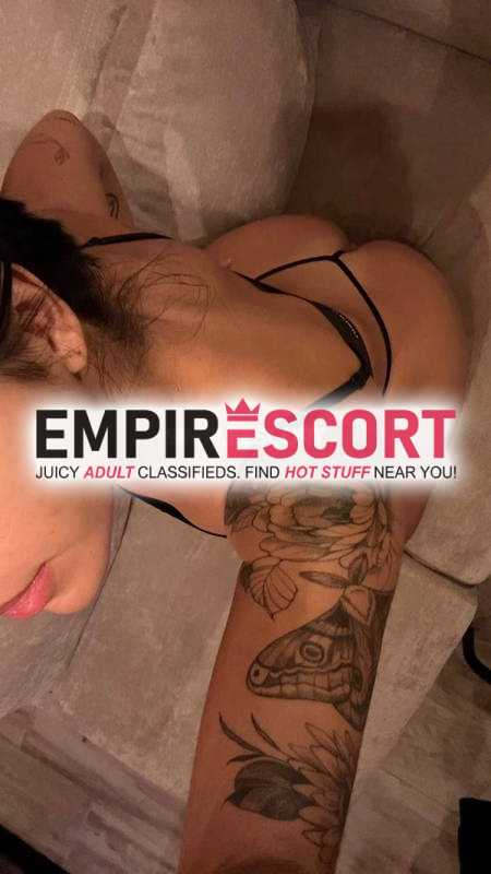 hermosa chica sumisa tatuada delgada para complacerte
