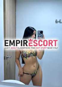 hermosa chica sumisa tatuada delgada para complacerte