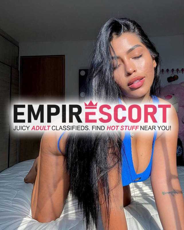 una chica totalmente extrovertida y divertida en cama