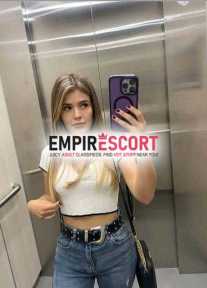 soy rubia linda complaciente en cama
