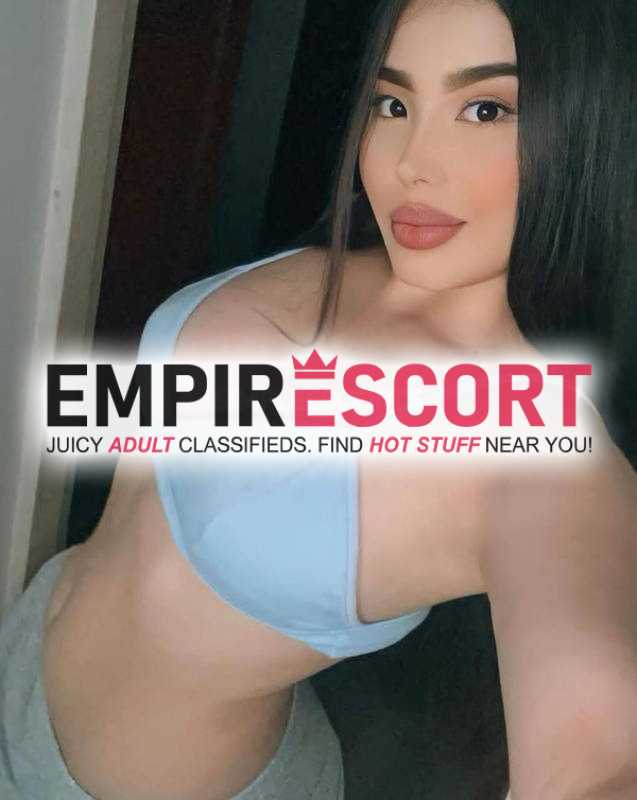 mujer bonita acaba de llegar para complacerte