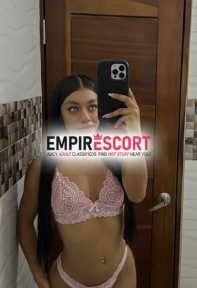 caucasia linda chica complaciente sumisa