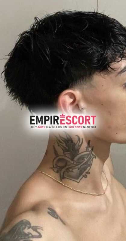 chico guapo tatuado para mujeres o parejas