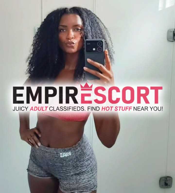 mujer complaciente en cama negra hermosa exÓtica
