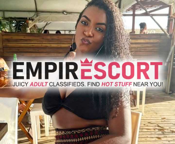 mujer complaciente en cama negra hermosa exÓtica