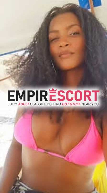 mujer complaciente en cama negra hermosa exÓtica