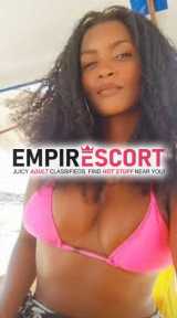 mujer complaciente en cama negra hermosa exÓtica