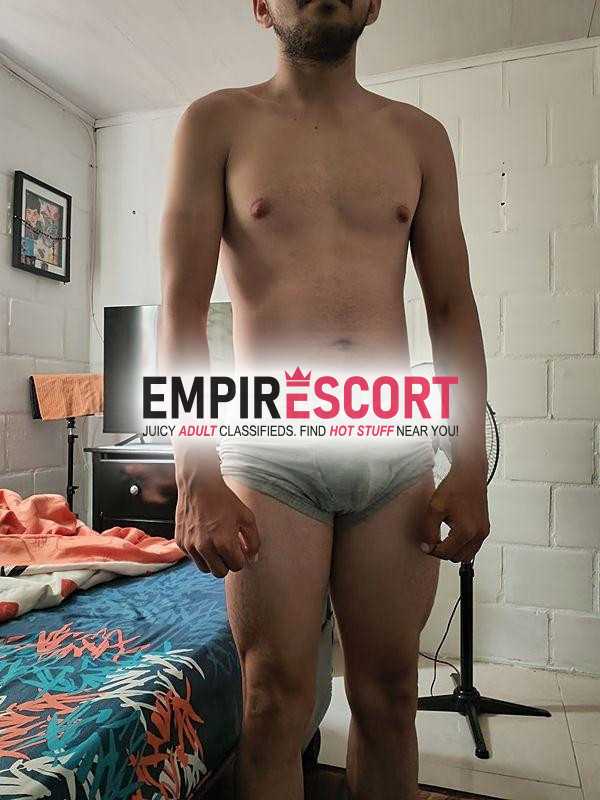 joven en tangas deseoso picante y juicioso trabajador