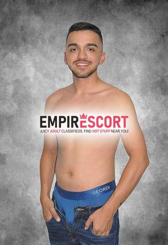 joven en tangas deseoso picante y juicioso trabajador