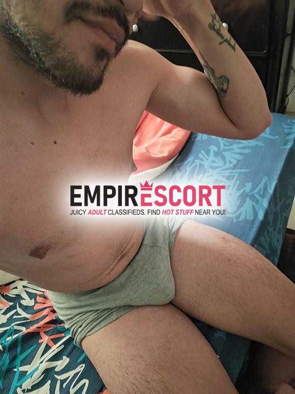 joven en tangas deseoso picante y juicioso trabajador