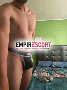 joven en tangas deseoso picante y juicioso trabajador