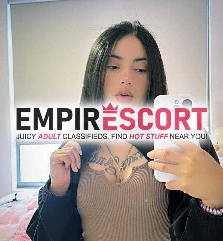 hermosa chica universitaria dispuesta cumplir todas tus fantasías y fetiches