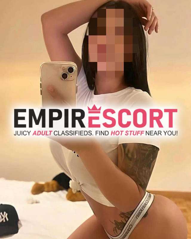 divina mujer tatuada experta en satisfacción total