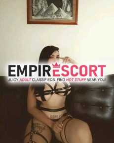hermosa chica dispuesta complacer todas tus fantasías sexuales