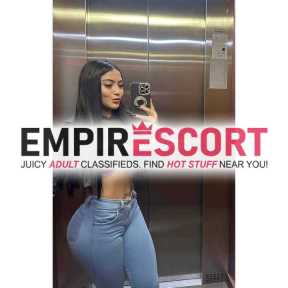 joven complaciente sumisa apretadita extrovertida muy alegre