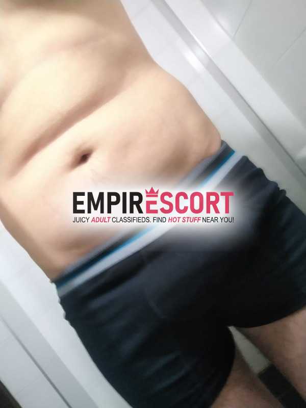 chico jovencito ofrece cuerpito para que pases delicioso