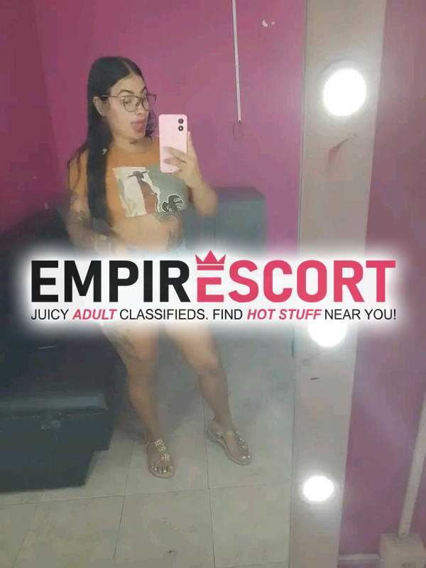 tierna y encantadora dama de compañía ardiente en cama