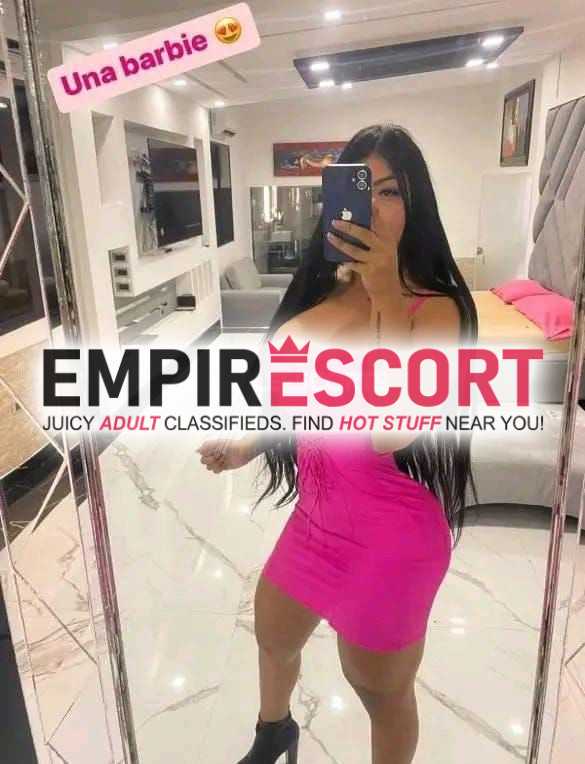 hermosa mujer cariñosa complaciente en cama