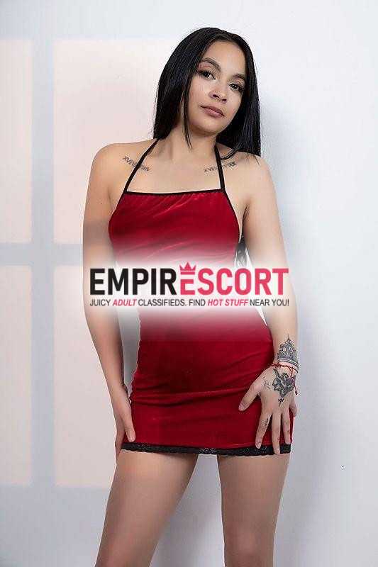 vestidito rojo cabello negro y culito parado que pide gritos que estrenes