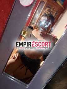 soy chica joven extroovertida y cuerpo perfecto