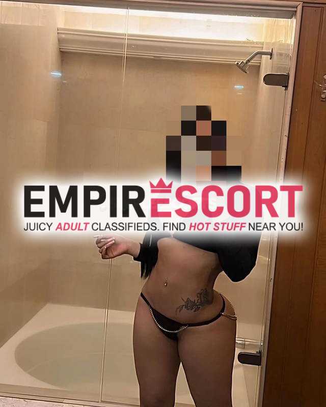 divina mujer tatuada experta en satisfacción total